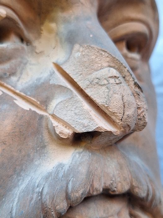 sculpture : portrait en buste de Gambetta, détail