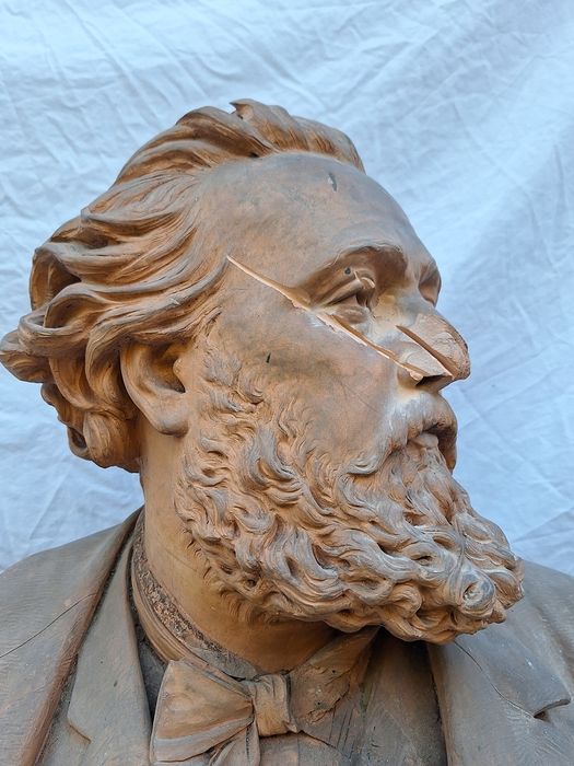 sculpture : portrait en buste de Gambetta, vue partielle