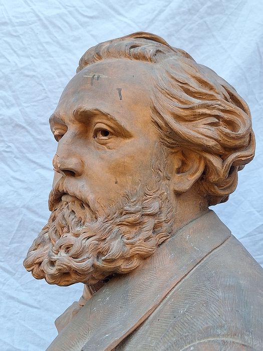 sculpture : portrait en buste de Gambetta, vue partielle