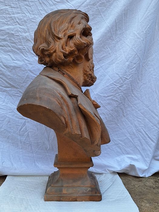 sculpture : portrait en buste de Gambetta, profil droit