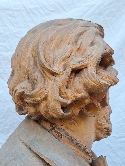 sculpture : portrait en buste de Gambetta, détail