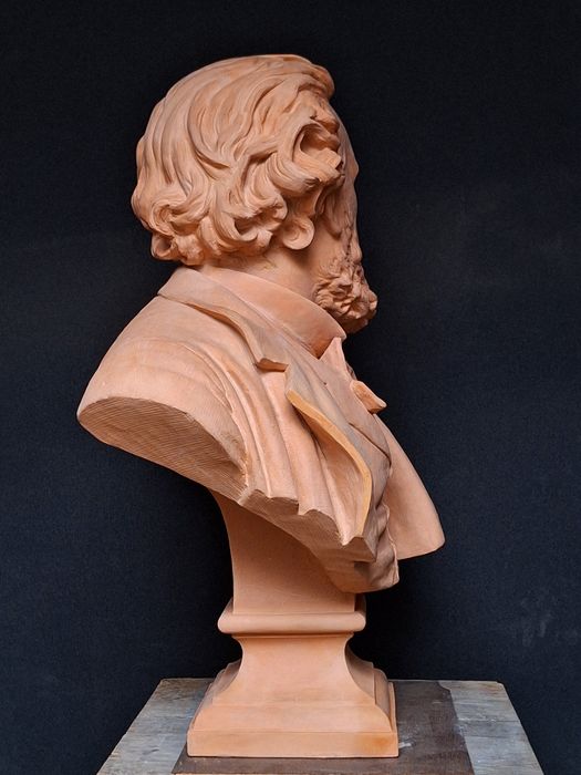 sculpture : portrait en buste de Gambetta, profil droit