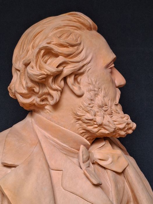 sculpture : portrait en buste de Gambetta, vue partielle