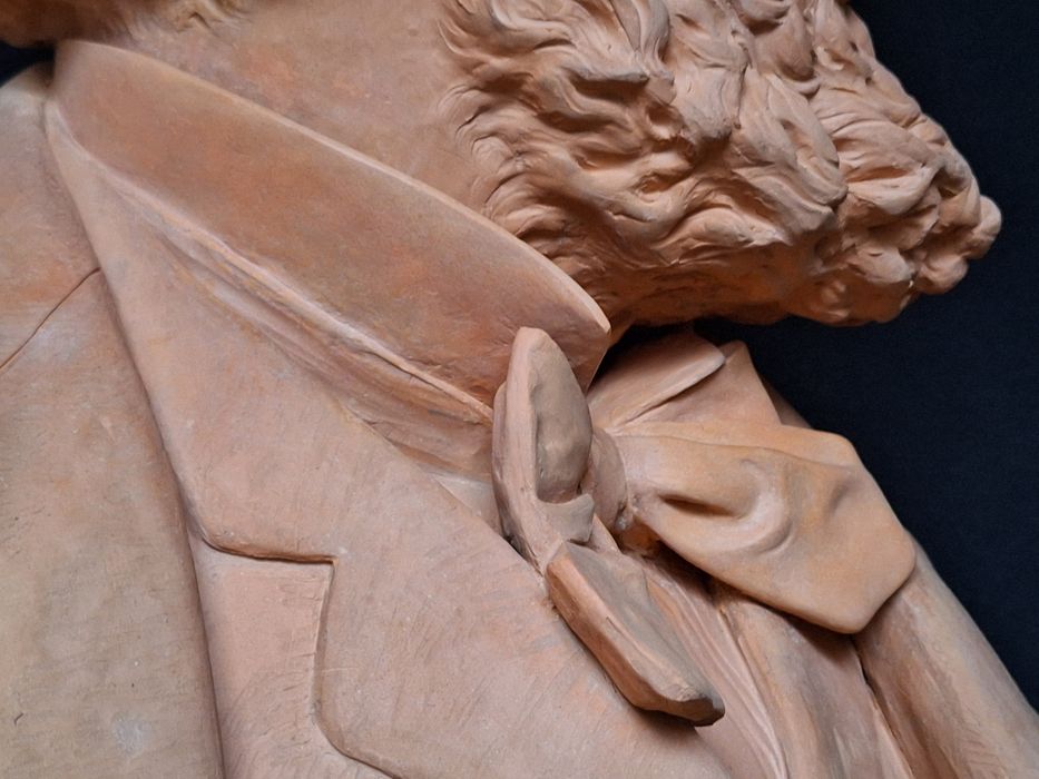 sculpture : portrait en buste de Gambetta, détail