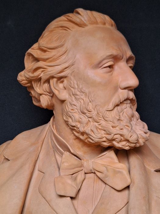 sculpture : portrait en buste de Gambetta, vue partielle