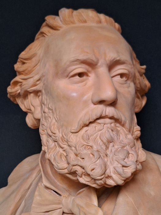 sculpture : portrait en buste de Gambetta, vue partielle