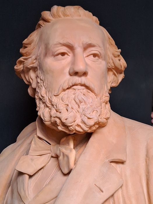sculpture : portrait en buste de Gambetta, vue partielle