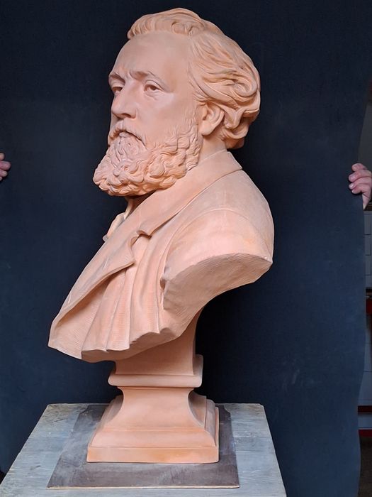 sculpture : portrait en buste de Gambetta, profil gauche