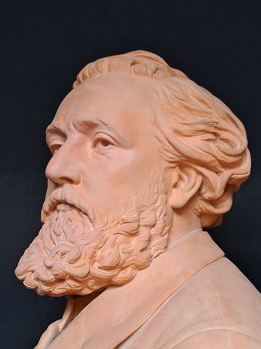 sculpture : portrait en buste de Gambetta, vue partielle