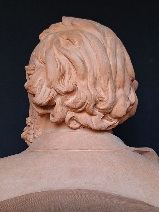 sculpture : portrait en buste de Gambetta, détail