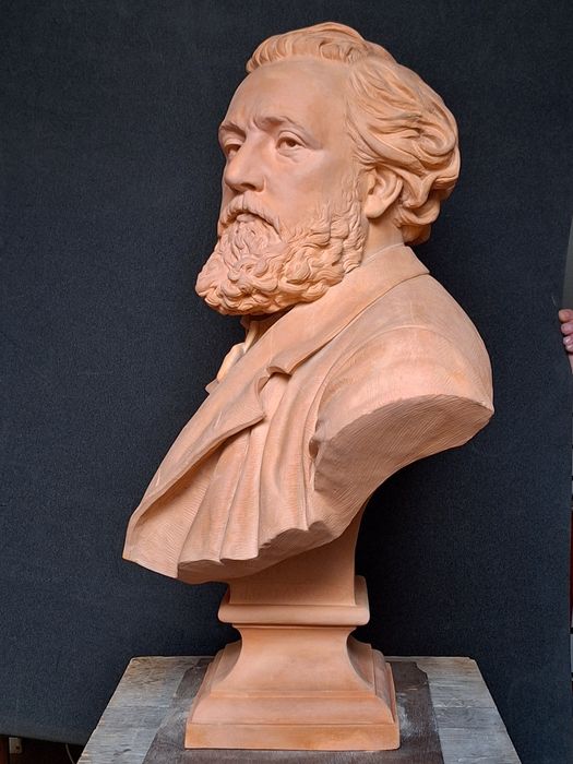 sculpture : portrait en buste de Gambetta, profil gauche