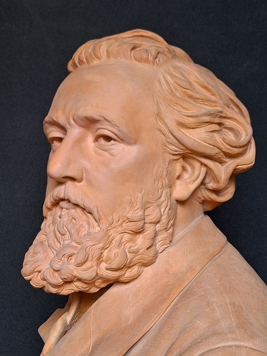 sculpture : portrait en buste de Gambetta, vue partielle