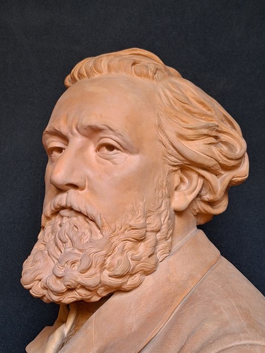 sculpture : portrait en buste de Gambetta, vue partielle