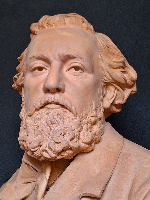 sculpture : portrait en buste de Gambetta, vue partielle
