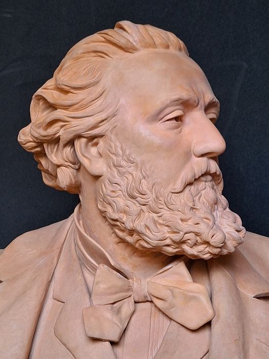 sculpture : portrait en buste de Gambetta, vue partielle
