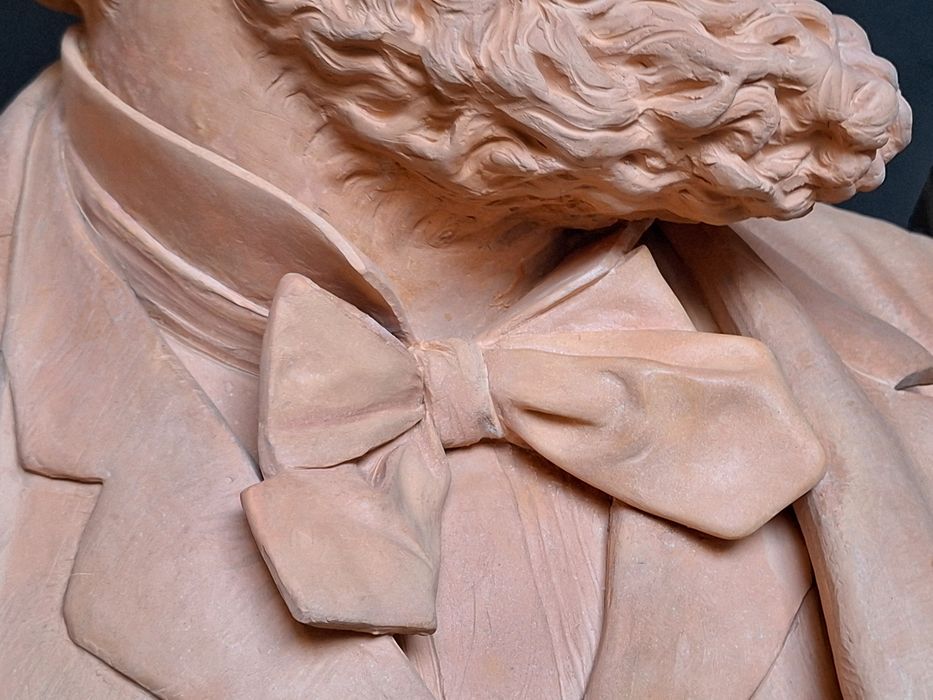 sculpture : portrait en buste de Gambetta, détail