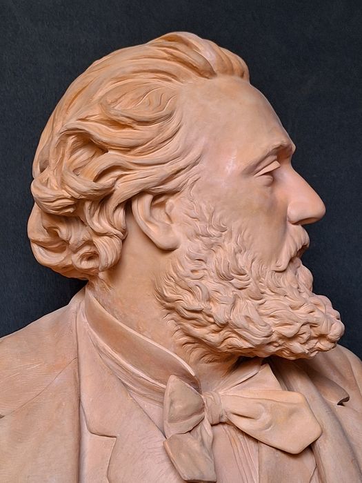 sculpture : portrait en buste de Gambetta, vue partielle
