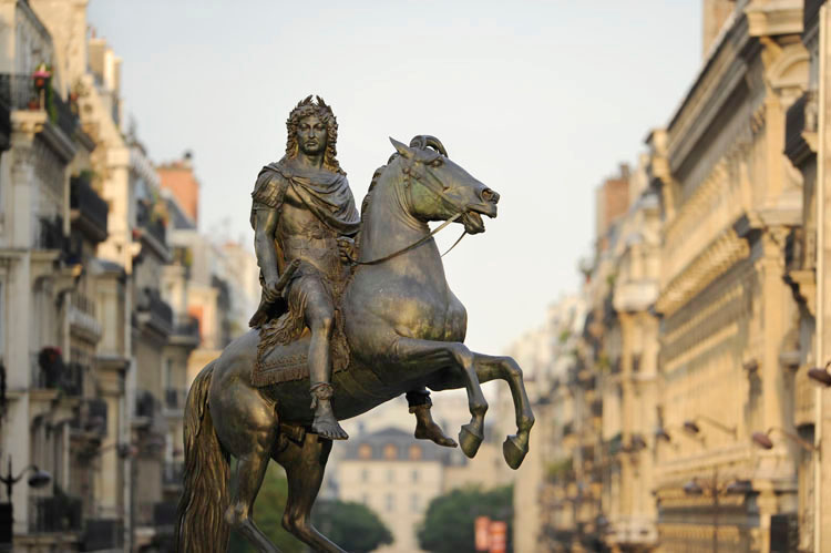 Statue équestre de Louis XIV depuis la rue La Feuillade