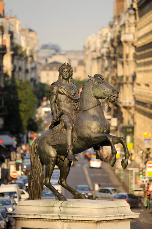 Statue équestre de Louis XIV depuis la rue La Feuillade