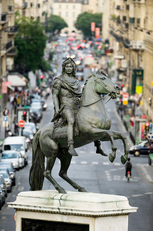 Statue équestre de Louis XIV depuis la rue La Feuillade