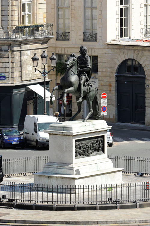 Statue équestre de Louis XIV depuis la rue Croix-des-Petits-Champs