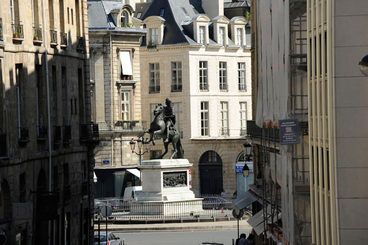 Statue équestre de Louis XIV depuis la rue Croix-des-Petits-Champs