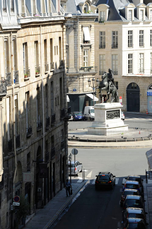 Statue équestre de Louis XIV depuis la rue Croix-des-Petits-Champs