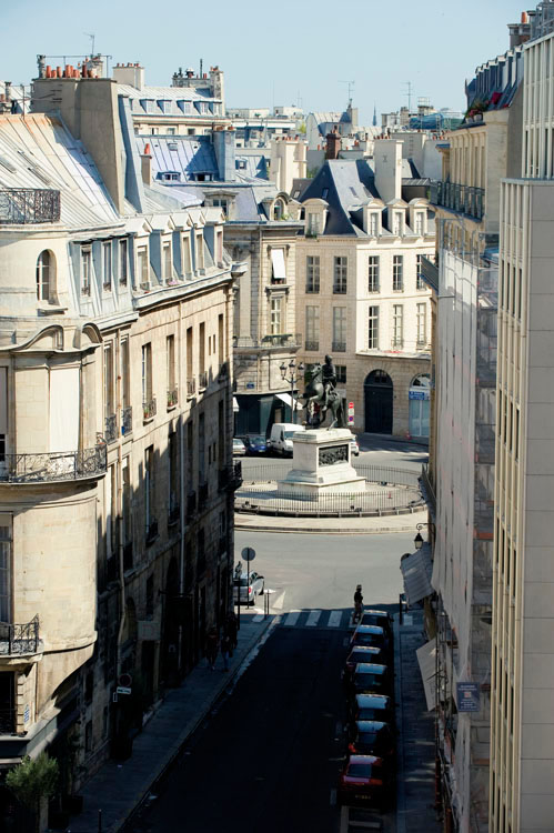 Statue équestre de Louis XIV depuis la rue Croix-des-Petits-Champs