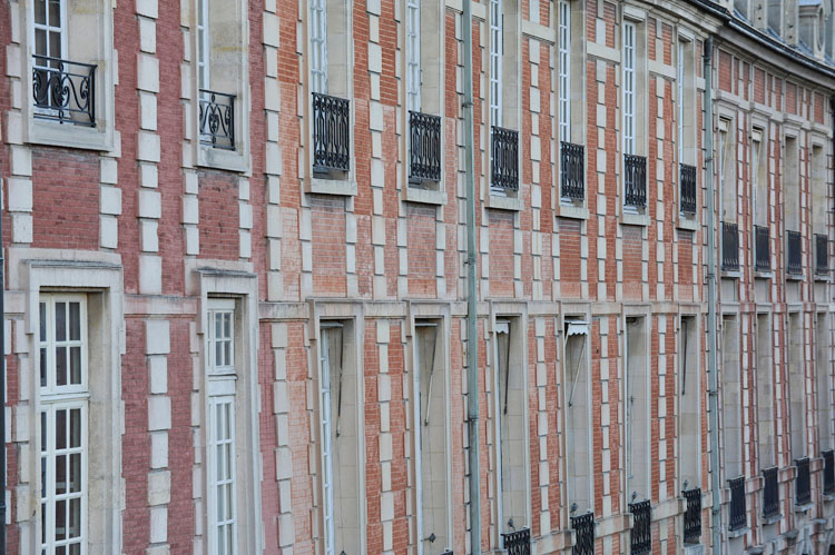 Façade nord depuis la rue de Béarn, vers la rue du Pas-de-la-Mule