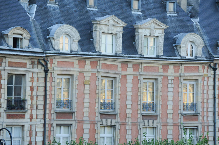 Façade est depuis la rue de Béarn