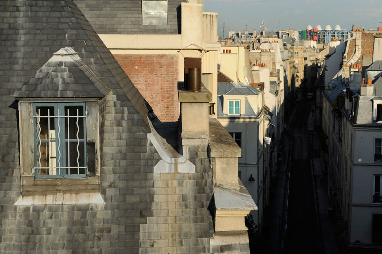 Toits de Paris. Lucarne et toiture en ardoise. À l'arrière-plan, la rue des Francs-Bourgeois et Beaubourg