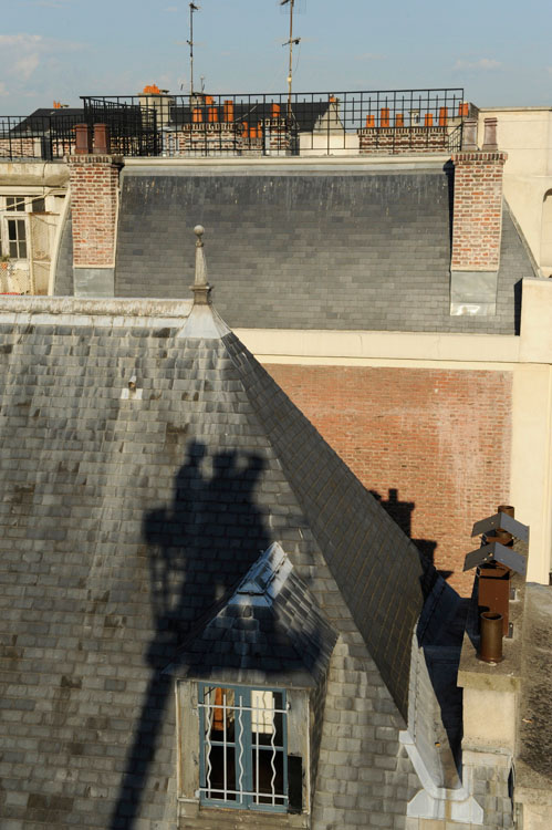 Toits de Paris. Lucarne et toiture en ardoise. Ombre de Hervé Tardy