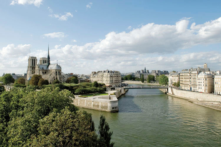 La pointe amont de l'île de la Cité depuis le quai de la Tournelle