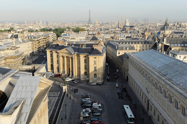 L'université Panthéon-Sorbonne et la bibliothèque Sainte-Geneviève depuis l'église Saint-Étienne-du-Mont