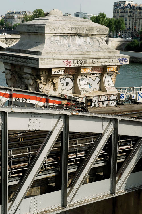 Pile, tablier et graffiti