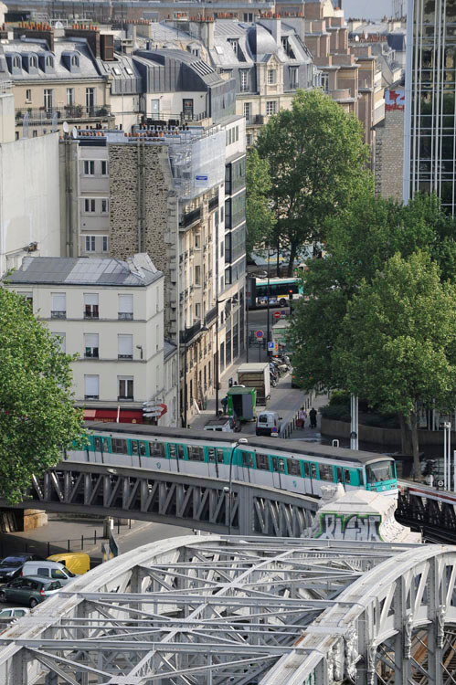 Métro aérien. À l'arrière-plan, la rue Traversière