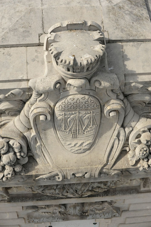 Détail de pile : couronne et écusson de Paris