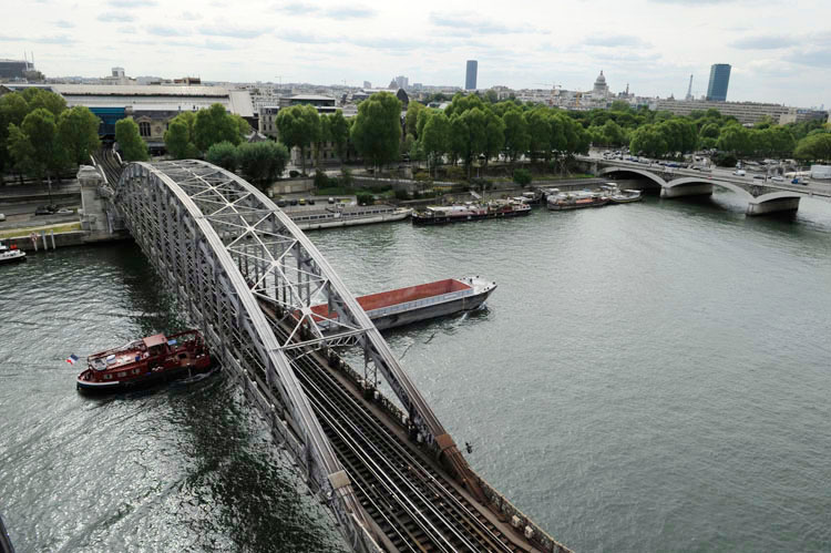 Péniche sous le viaduc