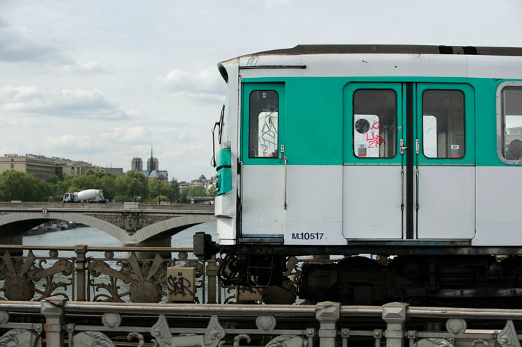 Métro aérien. À l'arrière-plan, Notre-Dame