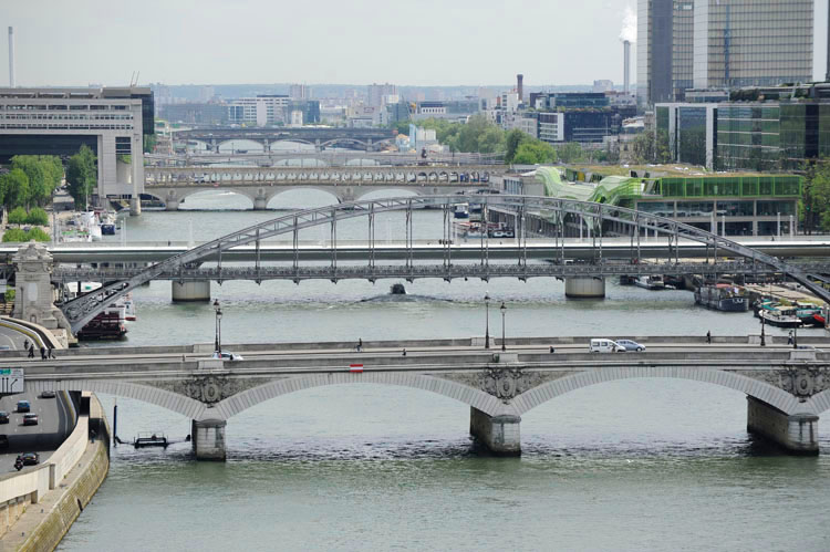 Enfilade de ponts depuis le quai Henri-IV