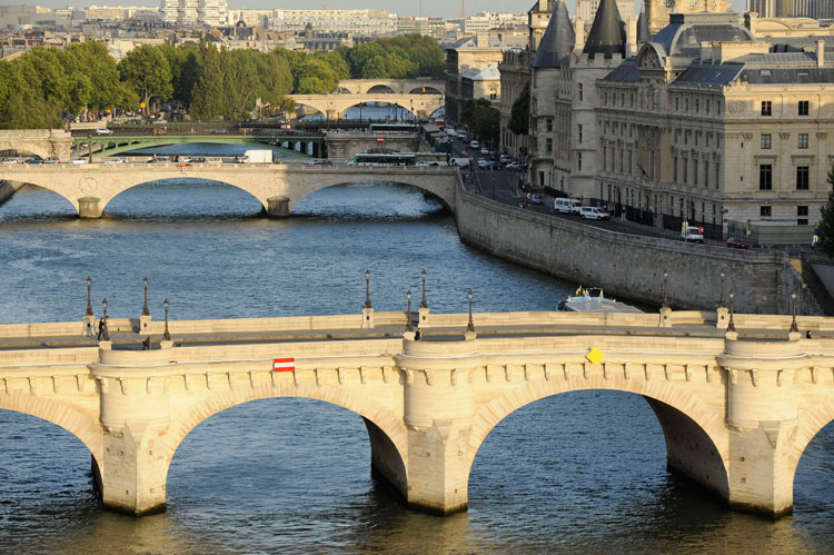 Enfilade de ponts depuis le quai François-Mitterrand