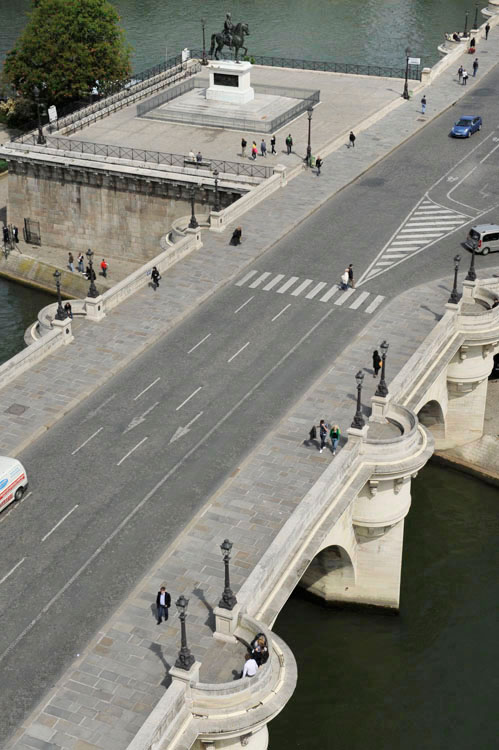 La place du Pont-Neuf et la statue équestre de Henri IV depuis le quai des Grands-Augustins