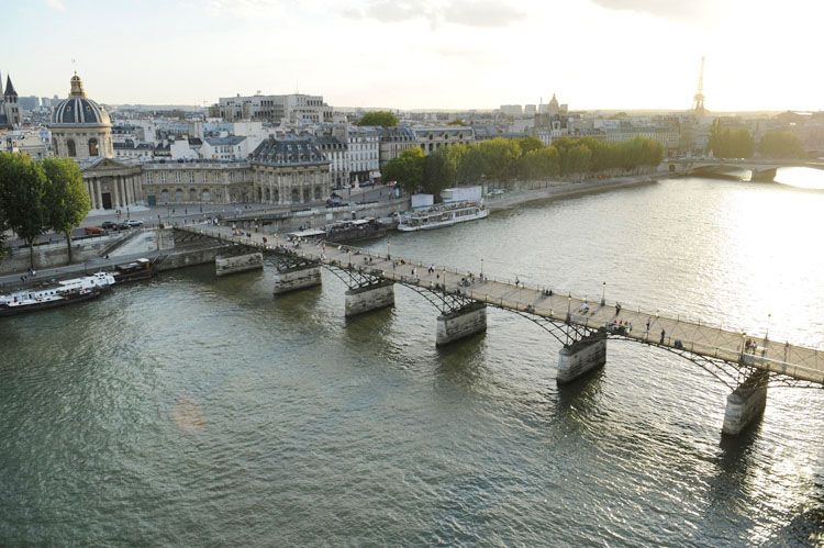 Le pont des Arts et l'Institut depuis le quai François-Mitterrand