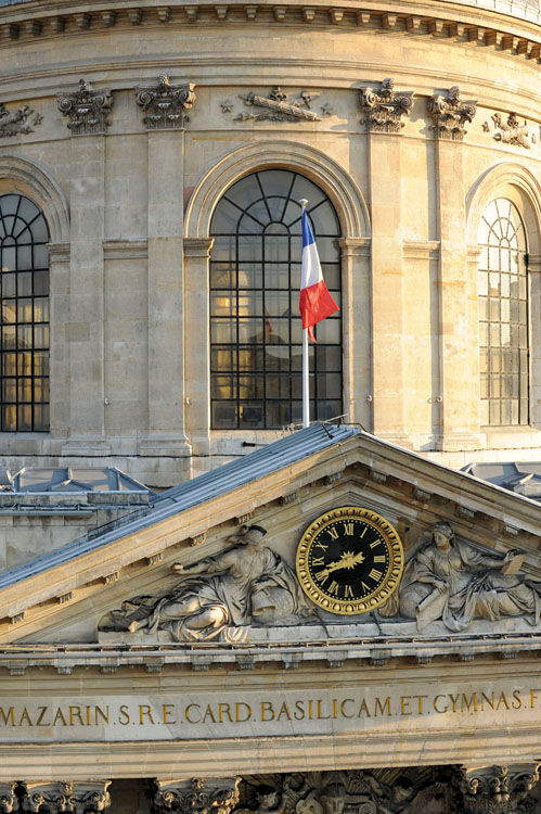 Base du dôme façade nord. Tympan orné du drapeau français