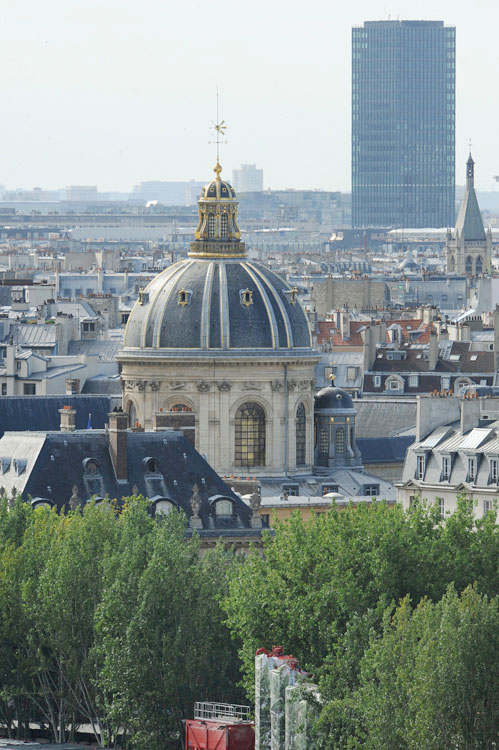 Le dôme de l'Institut et la tour de Jussieu depuis l'avenue du Général-Lemonnier