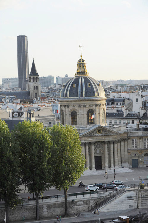 L'Institut, l'église Saint-Germain-des-Prés et la tour Montparnasse depuis le quai François-Mitterrand