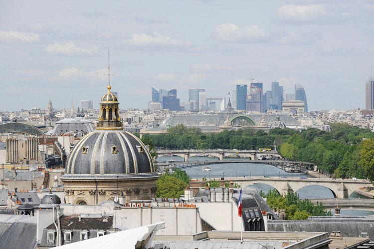 Le dôme de l'Institut et enfilade de ponts depuis le quai des Grands-Augustins. À l'arrière-plan, le Grand Palais et la Défense