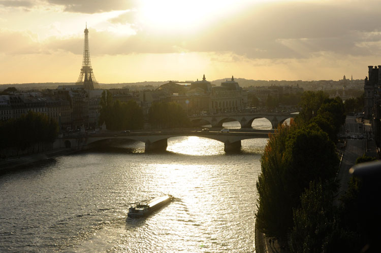 Coucher de soleil sur la Seine depuis le quai du Louvre. Péniche, tour Eiffel