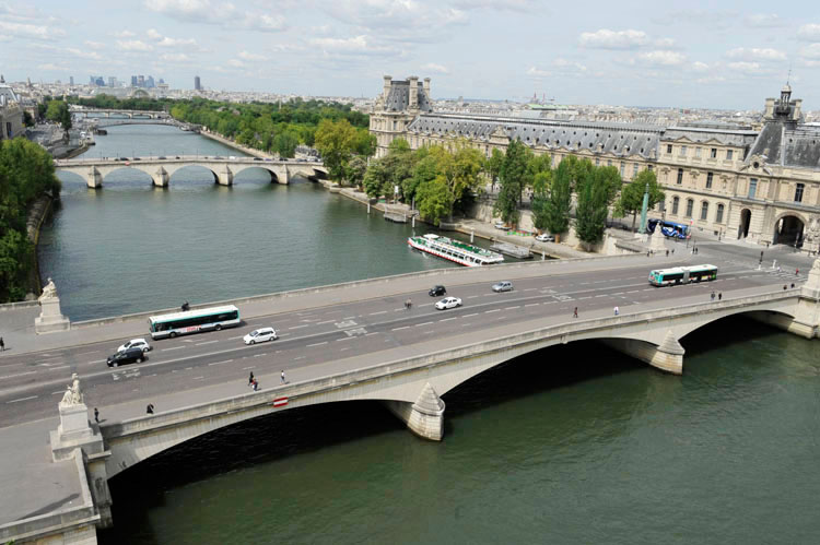 Les ponts du Carrousel et Royal depuis le port des Saints-Pères. L'aile de Flore et la Grande Galerie occidentale du Louvre