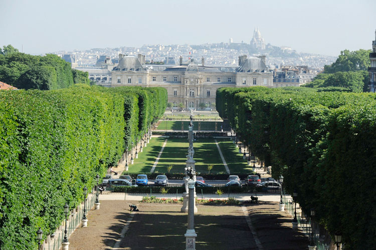 L'enfilade de l'avenue de l'Observatoire vers le Luxembourg. À l'arrière-plan, la butte Montmartre